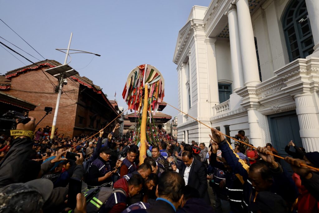 सुरु भयो होली, बसन्तपुरमा ठड्याइयो चीर