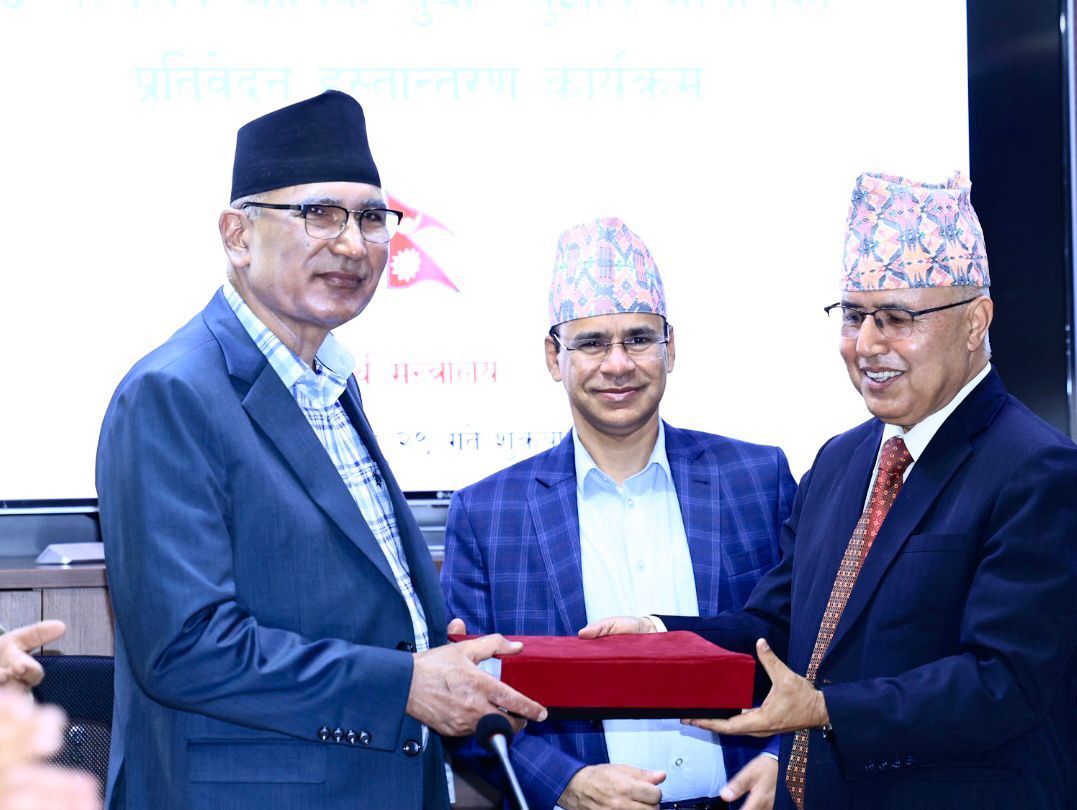 उच्चस्तरीय आर्थिक सुधार आयोगले बुझायो अर्थमन्त्रीलाई प्रतिवेदन