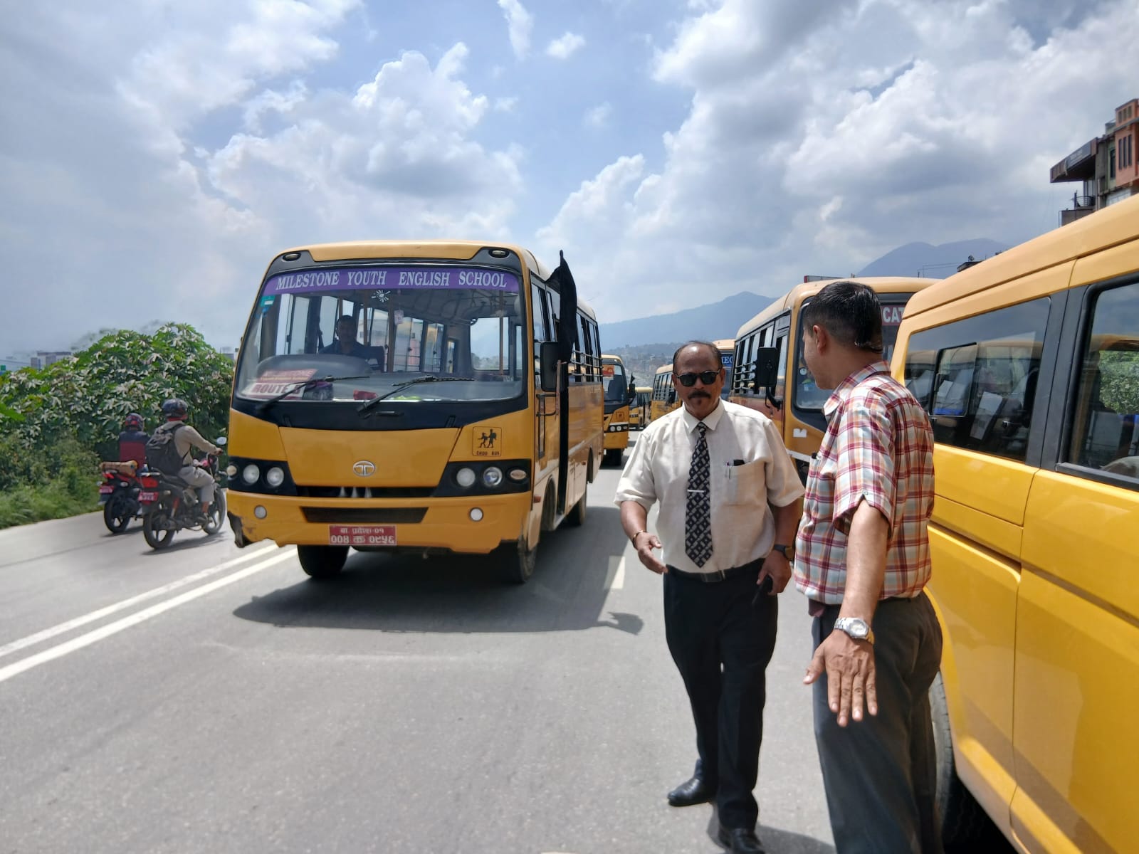 स्कुल बस सडकमा उभ्याएर शिक्षा विधेयकविरुद्ध निजी विद्यालयहरूको आक्रोश प्रकट