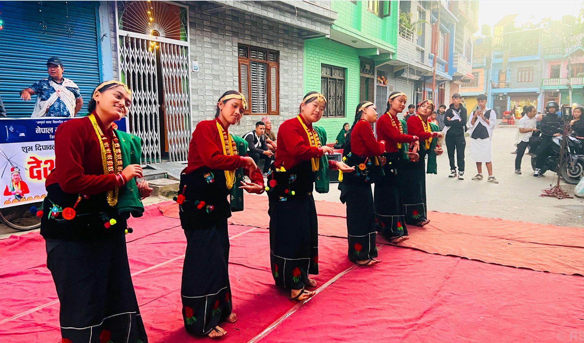 देउसी भैलोमार्फत मौलिक संस्कृतिको जगेर्ना गर्दै विद्यार्थी