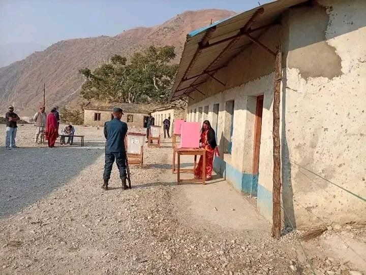 बाजुरामा शान्तिपूर्ण वातावरणमा मतदान जारी, अहिलेसम्म १५ हजार मत खस्यो