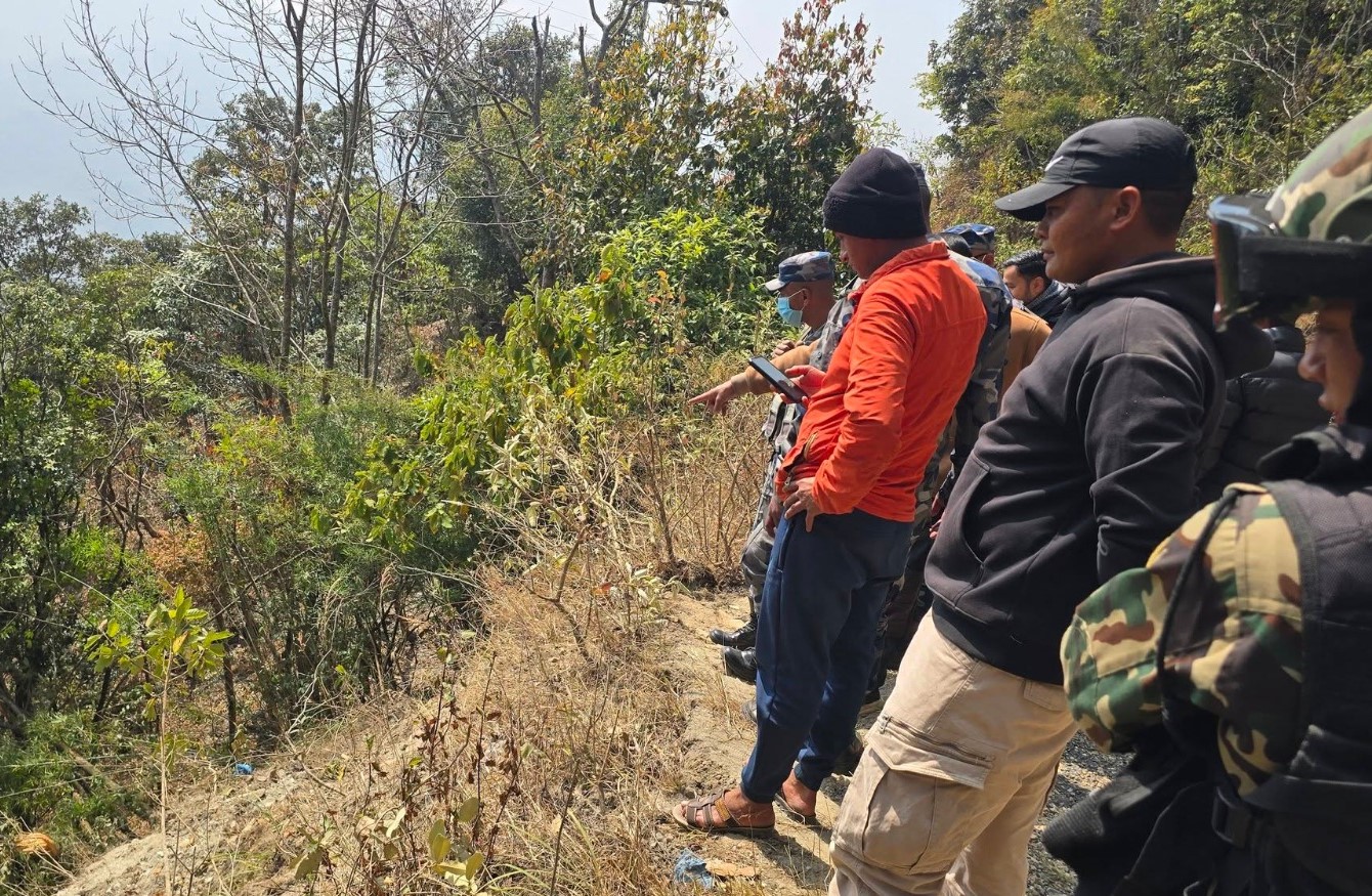 ओखलढुंगामा टिपर दुर्घटना, भीरमा एक जनाको शव फेला