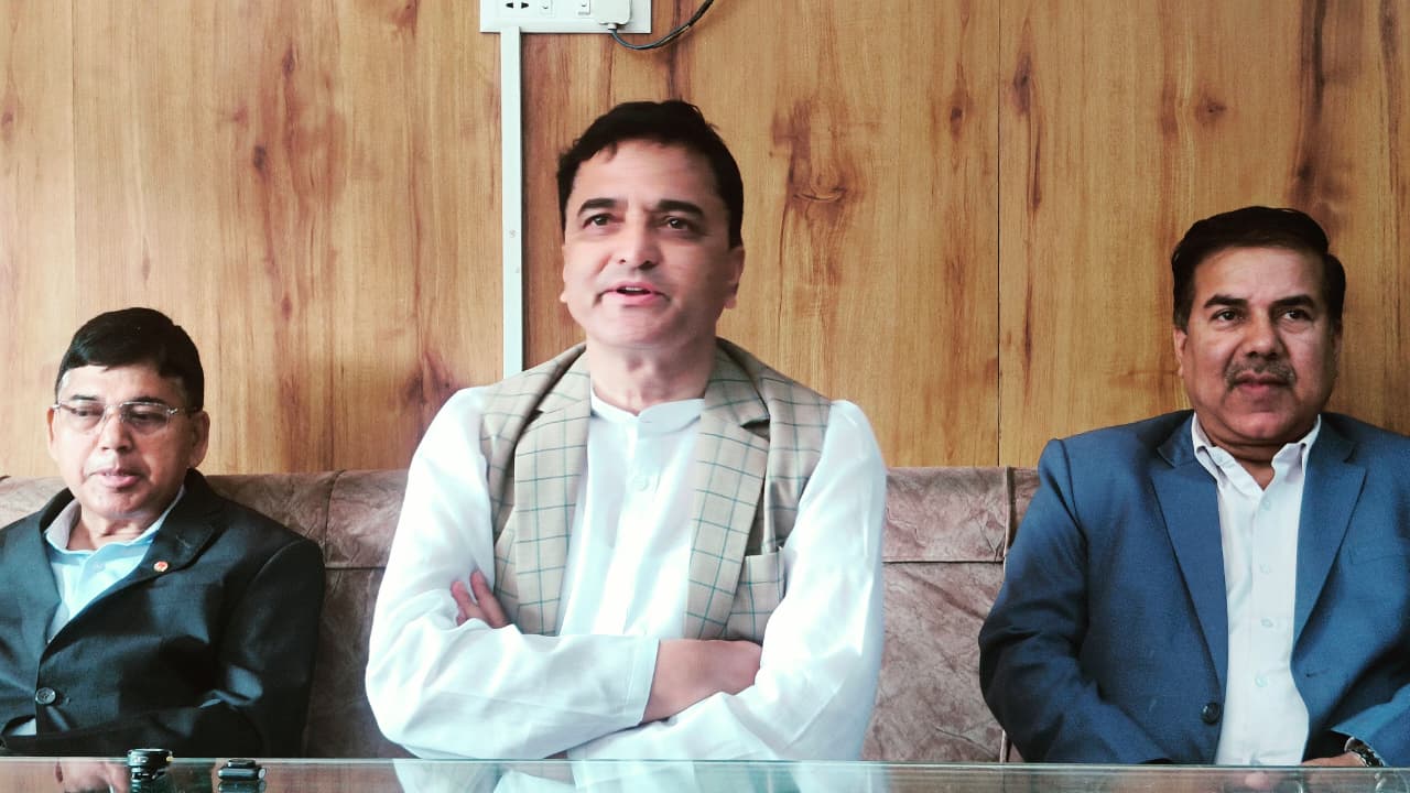 देशलाई ‘मियोबिनाको दाइँ’ हुनबाट रोक्न एमालेको जित आवश्यक : योगेश भट्टराई