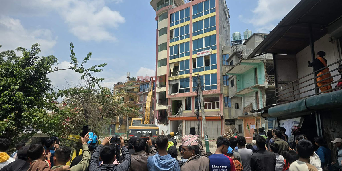 अनामनगरको साततले भवनमा चल्यो डोजर