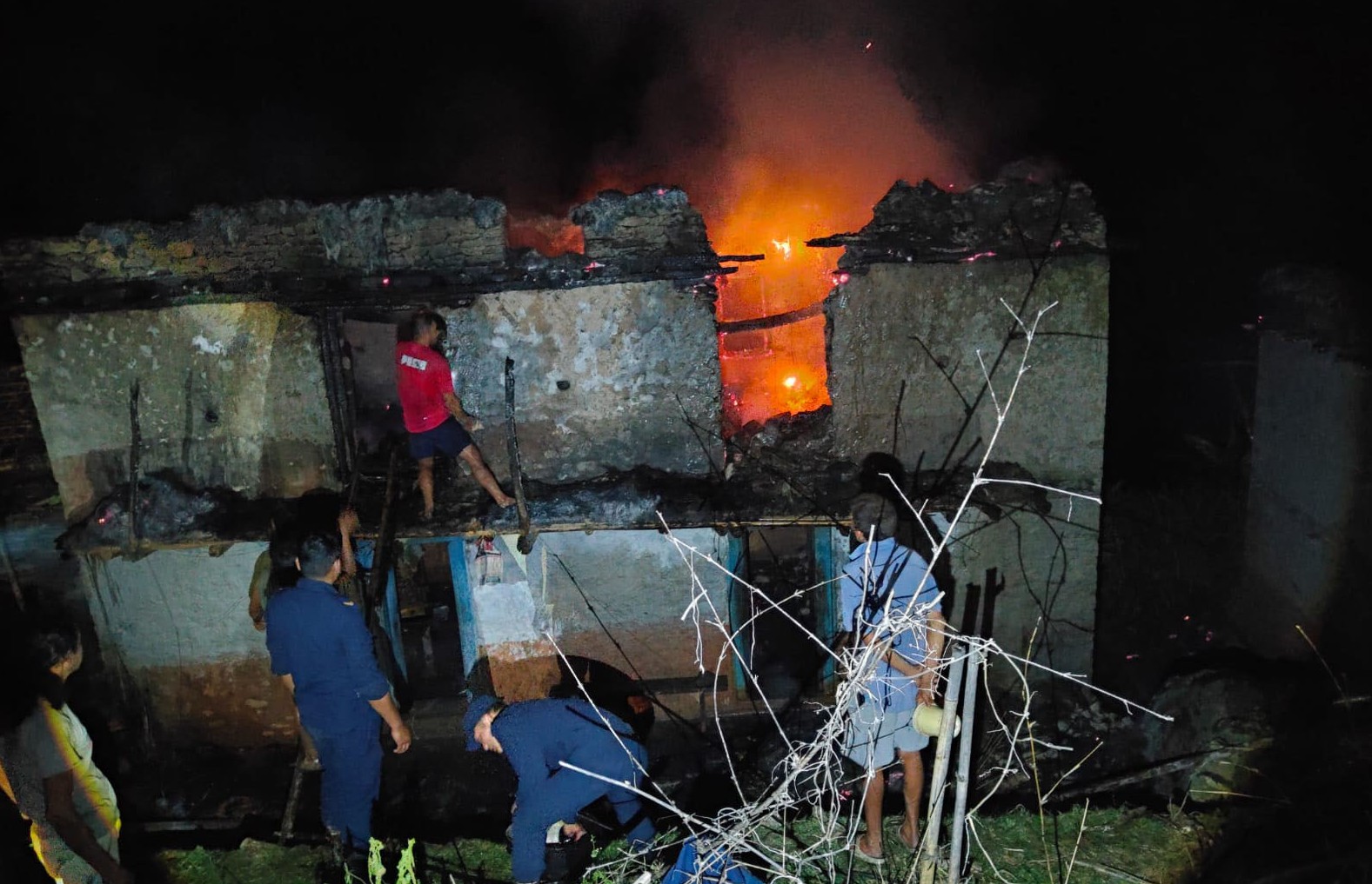 विद्युत् सर्ट भएर आगलागी हुँदा दुई घर जलेर नष्ट