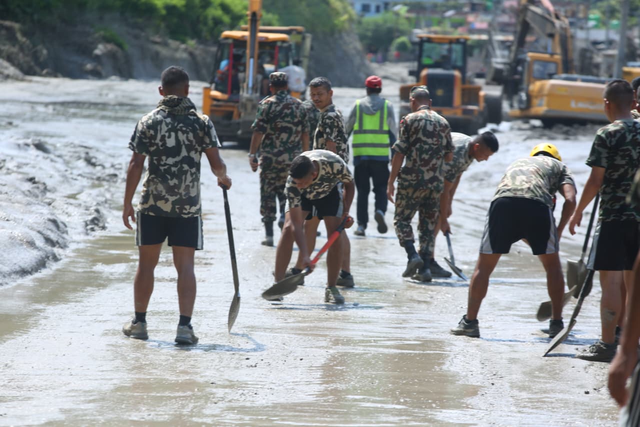 बाढीपछि अवरुद्ध धादिङ–पोखरा राजमार्ग खुलाउन सेना मैदानमा