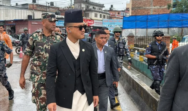 च्यासल खोलाको अवलोकन गर्न पुगे गृहमन्त्री गुरुङ