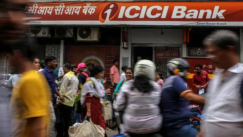 बैंक म्यानेजरविरुद्ध खातावालाको १९ लाख डलर चोरीको आरोप