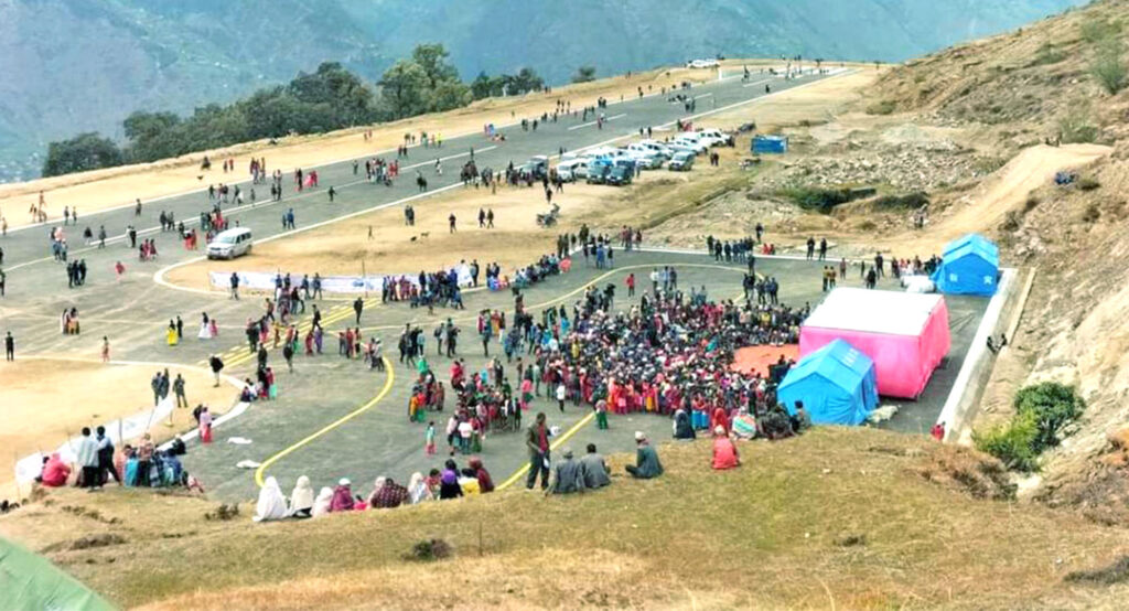 कालिकोटको सुनथराली विमानस्थलमा प्लेन हेर्न गाउँलेहरूको भीड