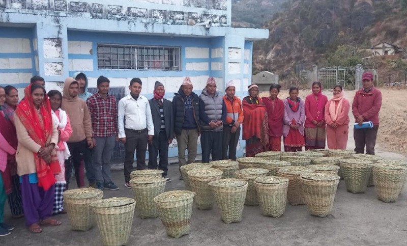 डाेटीकाे बाेगटान–४ ले व्यापारीलाई ‘डस्टबिन’ का रूपमा डाेकाे वितरण