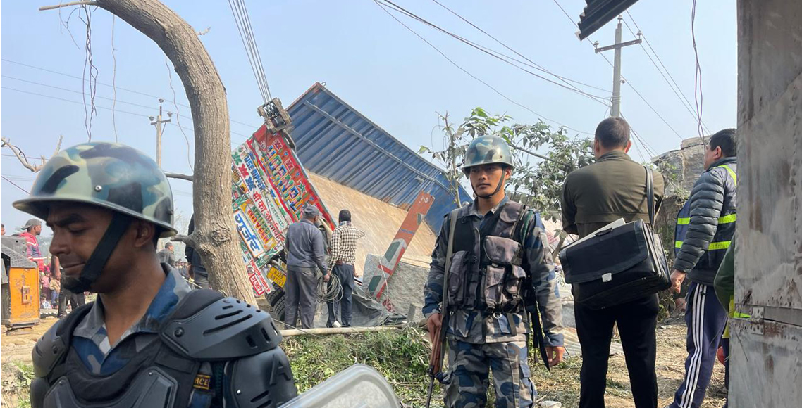 मोरङमा  भारतीय ट्रक पल्टिँदा च्यापिएर  तीन बालबालिकाको मृत्यु