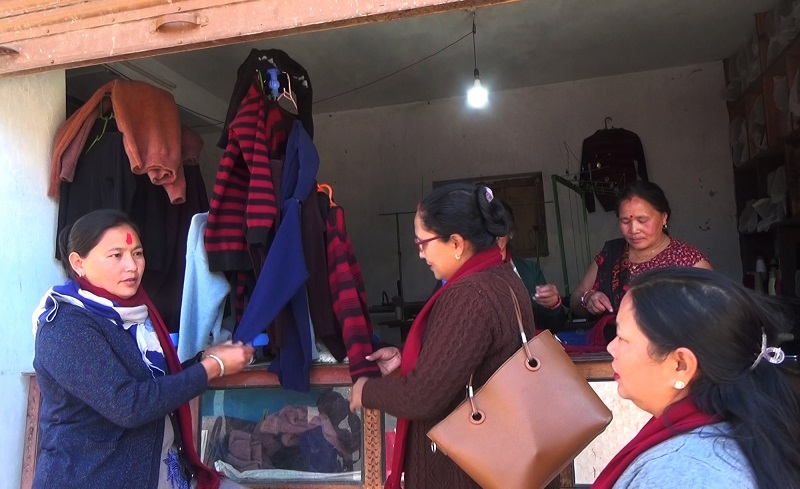 बागलुङको ताराखोला गाउँपालिकाका महिलाले खोले गाउँमै ढाका उद्योग