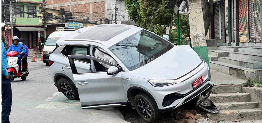कोपुन्डोलमा कारको ठक्करबाट भाचियो बिजुलीको पोल