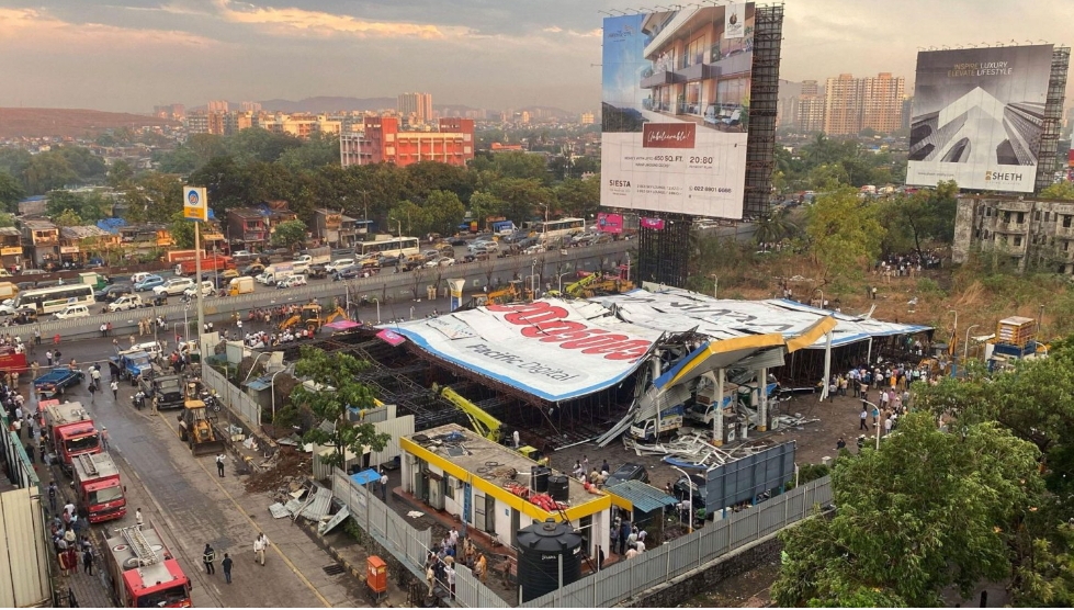 भारतमा होर्डिङ बोर्ड ढलेर कम्तीमा आठ जनाको मृत्यु, ६० जना घाइते