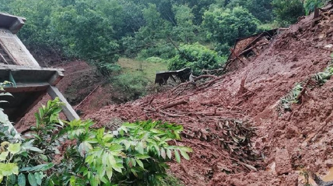 राति पहिरोमा पुरिएर एकै परिवारका ४ जनाको मृत्यु