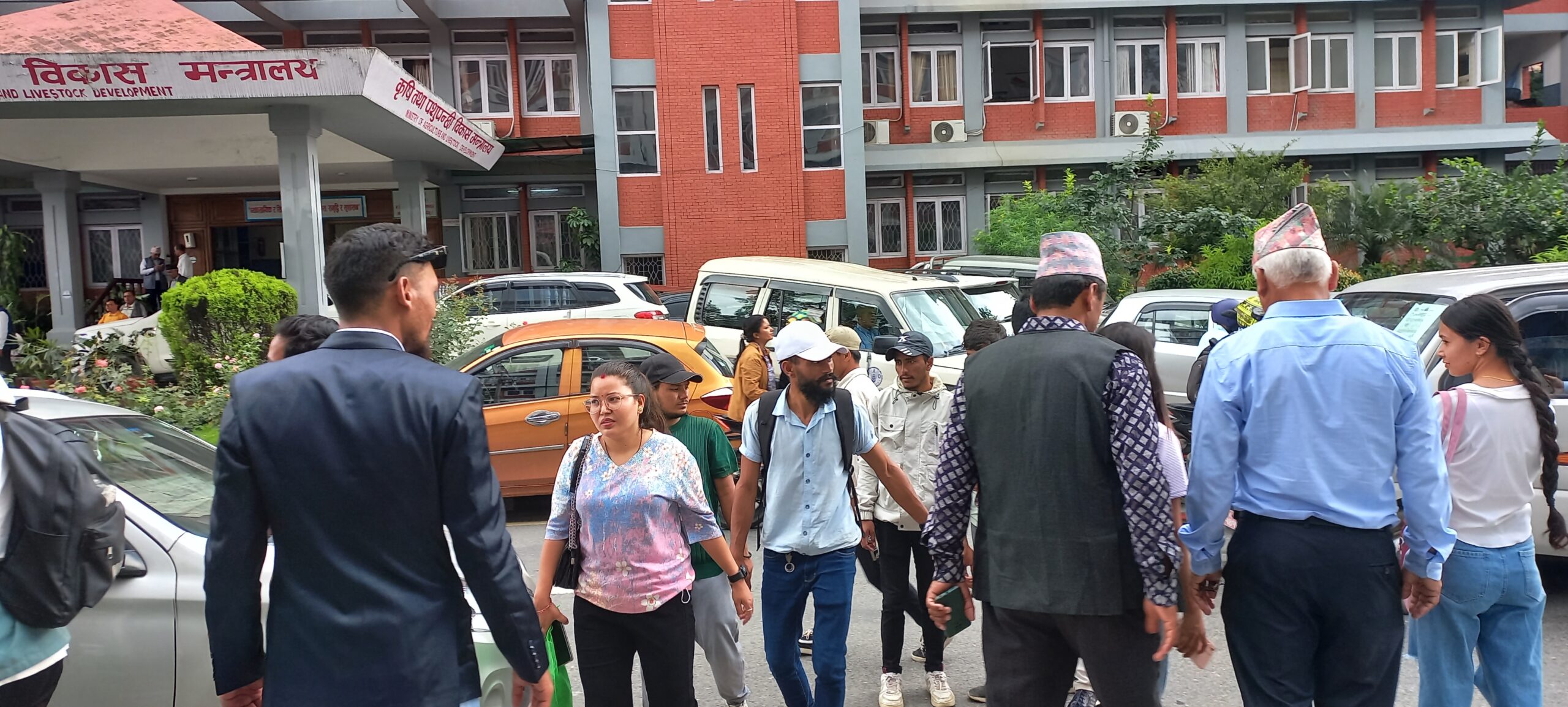 दुई हजार पाँच सयभन्दा बढी नेता कार्यकर्ता मन्त्रीलाई बधाई दिन सिंहदरबार पसे
