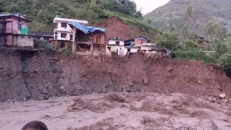 रुकुमपश्चिममा बाढीले घर बगाउँदा तीन बालिकाको मृत्यु, एक वेपत्ता