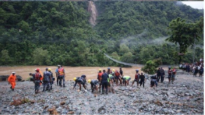 नारायणगढ-मुग्लिन खण्डमा दुई  बस पुरिएको स्थानमा पुगे सेना र प्रहरी