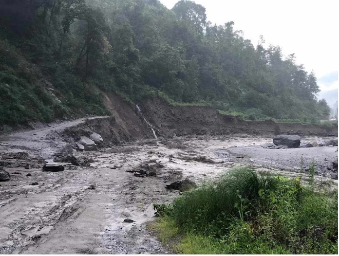 सिन्धुपाल्चोकको बाह्रबीसेमा बाढीमा परेका ९ जनाको  सकुशल उद्धार
