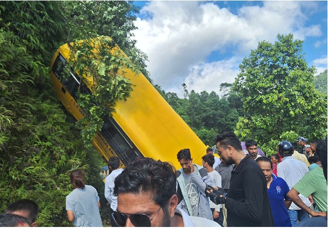 स्कुल बस दुर्घटना अपडेट : एक जनाको मृत्यु, २९ जना घाइते
