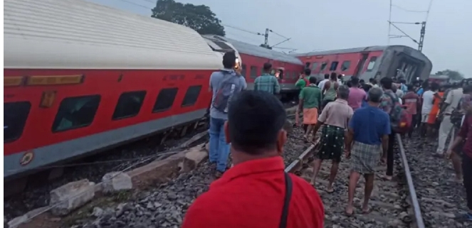 रेलका १० डिब्बा लिकबाट उछिट्टिँदा ६ जना घाइते