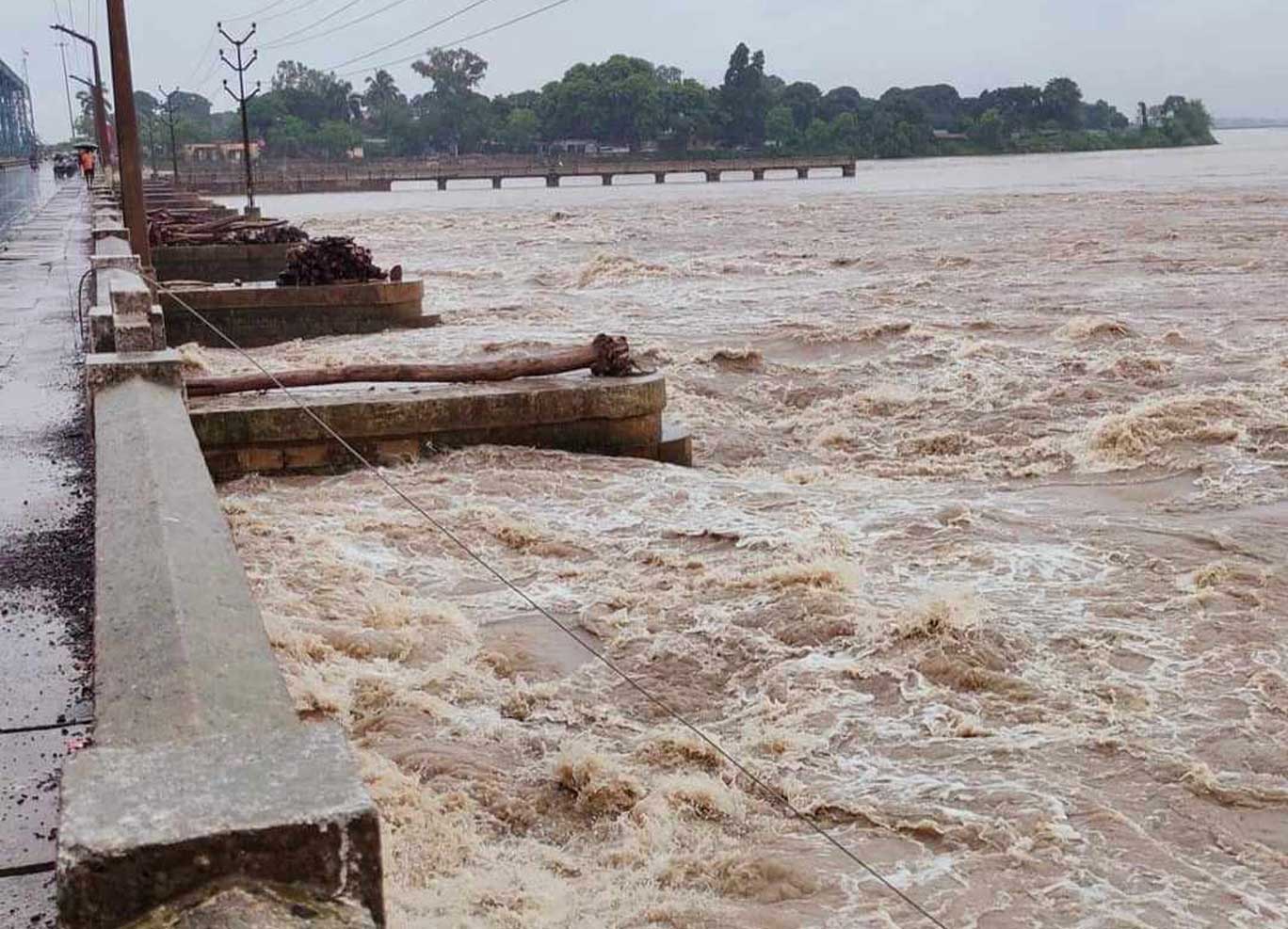 सप्तकोशीमा पानीको बहाव बढ्दै गएपछि  ब्यारेजका ४१ ढोका खोलिए
