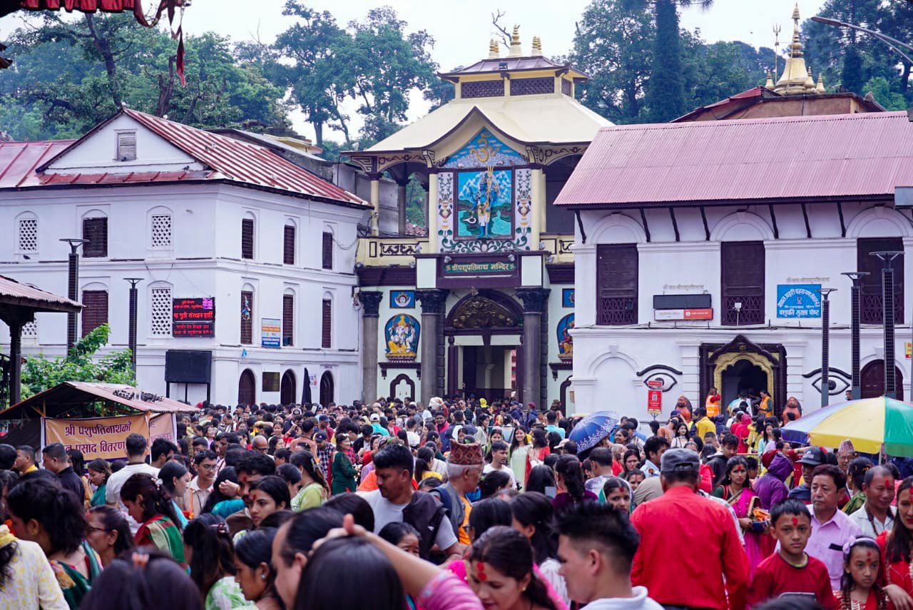 पशुपतिनाथ सहित मुलुकभरका शिवालयमा दर्शनार्थीको घुइँचो