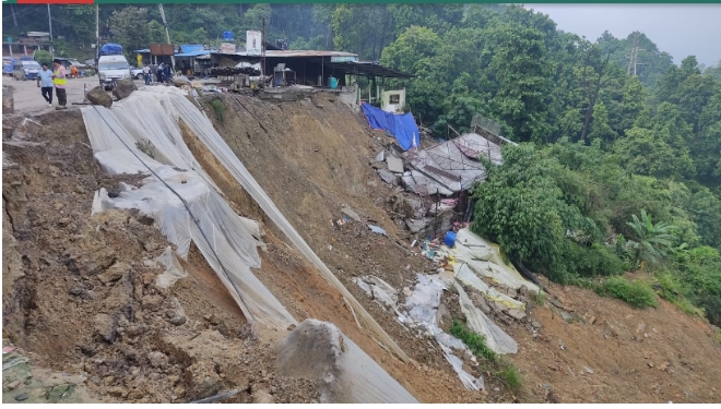 दाउन्नेमा सडक भासिएपछि यातायात सञ्चालनमा रोक