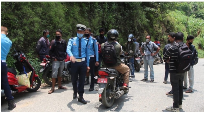 झाडीमा बसेर ट्राफिक प्रहरीको जाँच, पुरै जरिबाना केन्द्रित