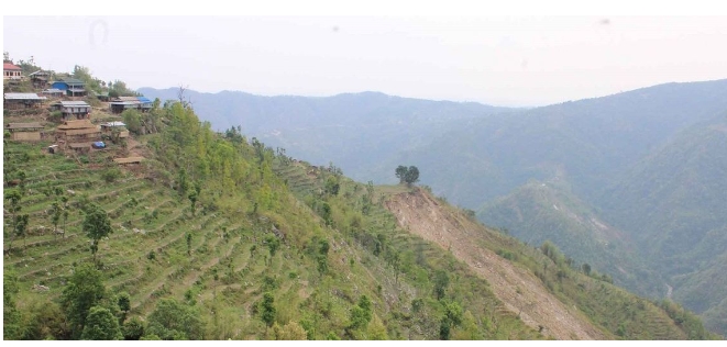 पूरै गाउँ पहिरोमा बग्ने खतरा