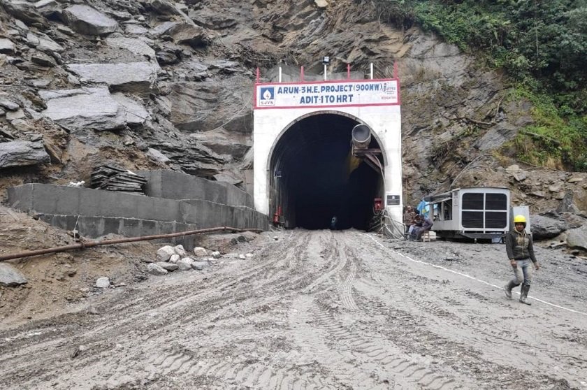 खोलाले बगाउँदा अरुण तेस्रोका मजदुर बेपत्ता