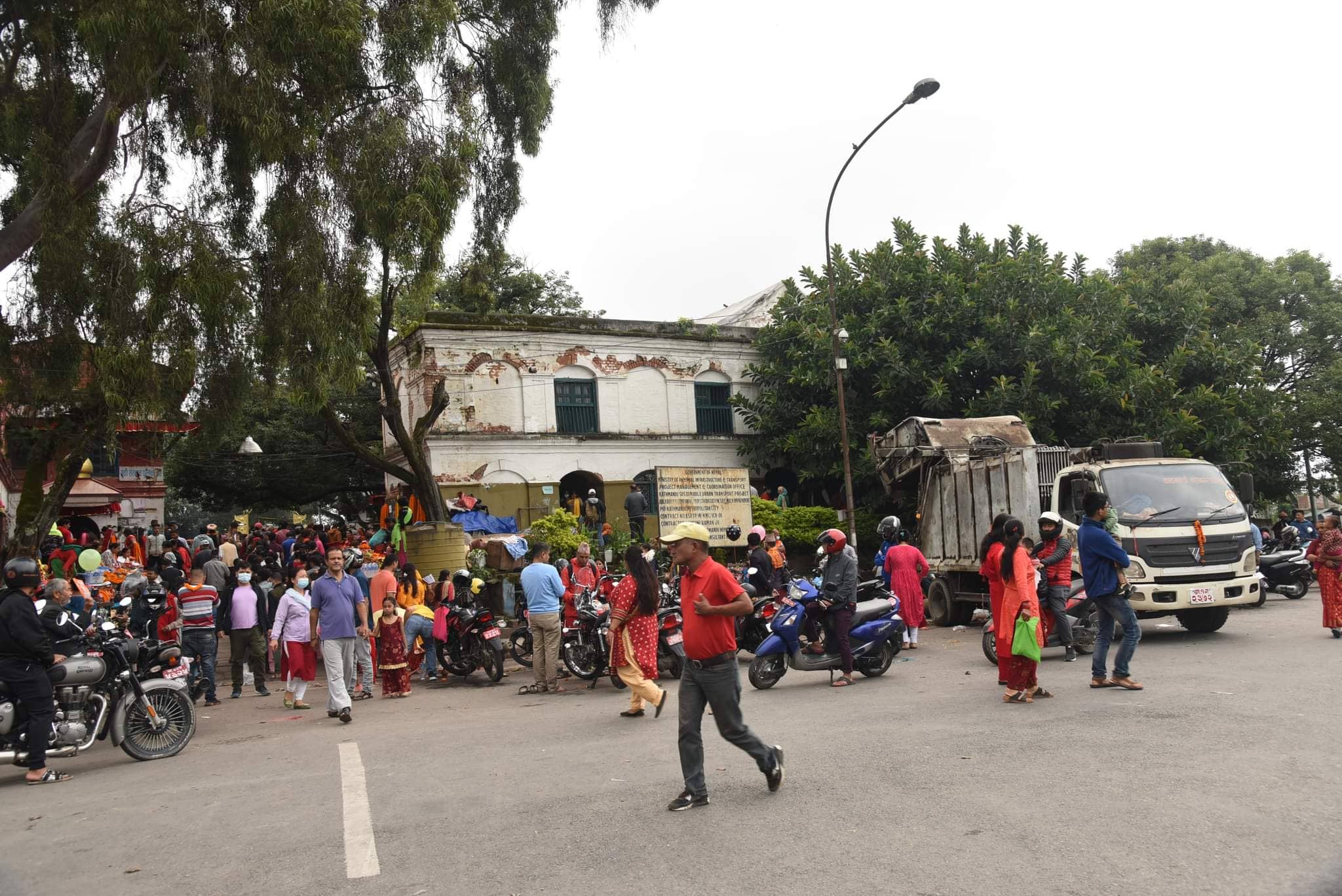 भद्रकालीमा सवारीसाधन पूजा गर्नेहरूको घुइँचो