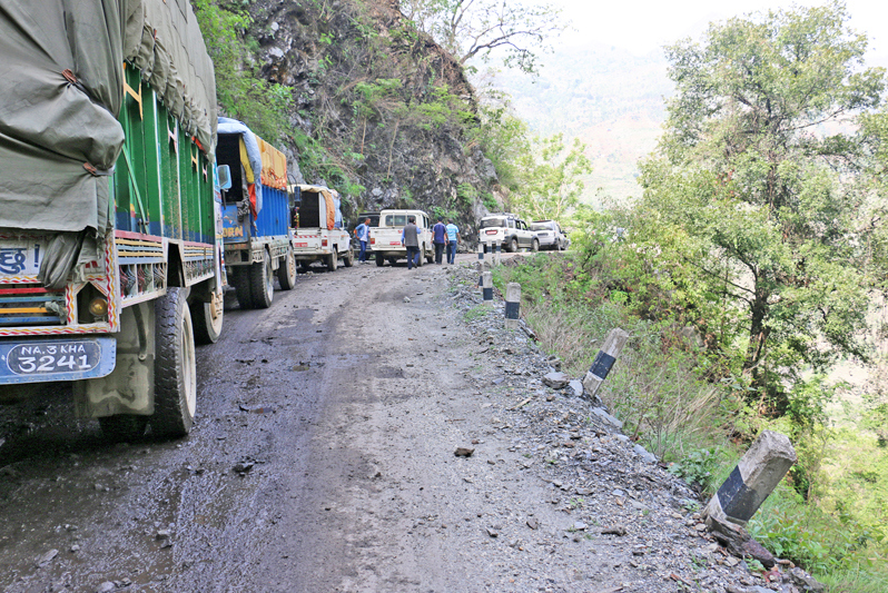 पहिरोले कर्णाली राजमार्ग बन्द