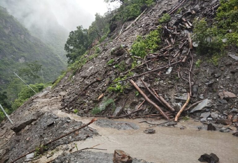 बुद्धसिं मार्गमा दर्जन बढी स्थानमा पहिरो, तीन दिनदेखि अवरुद्ध