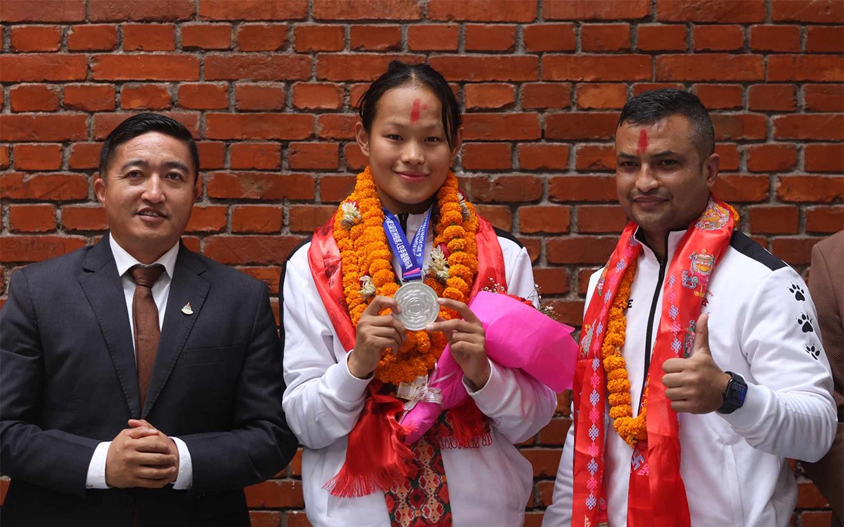 ऐतिहासिक पदक जितेकी एरिका गुरुङलाई विमानस्थलमा स्वागत
