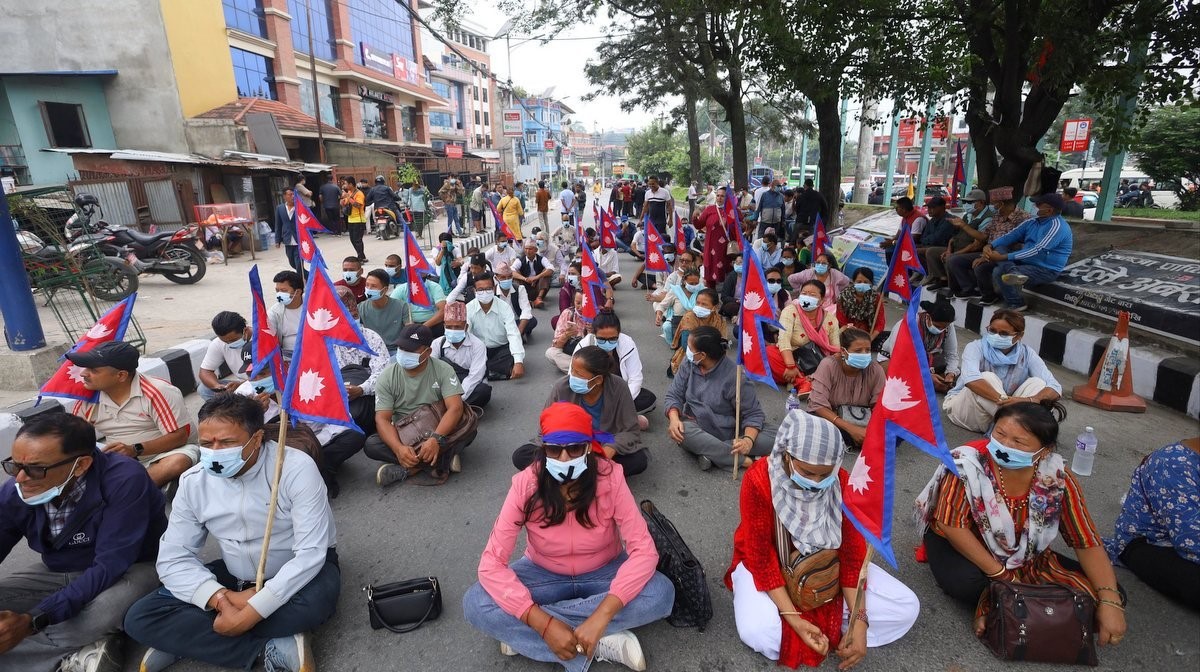 मुखमा टेप टालेर सडक प्रदर्शनमा उत्रिए दुर्गा प्रसाईँका समर्थक