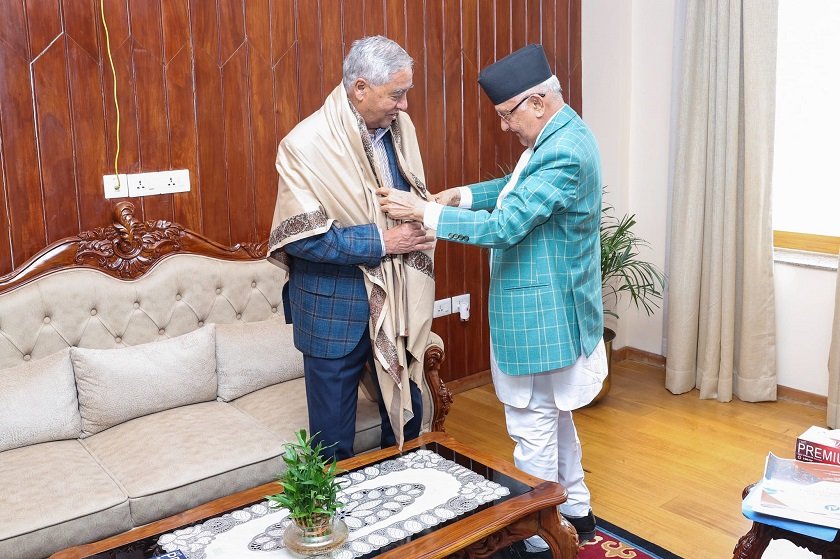 ओलीले जन्मदिनमा देउवालाई ओढाए दोसल्ला