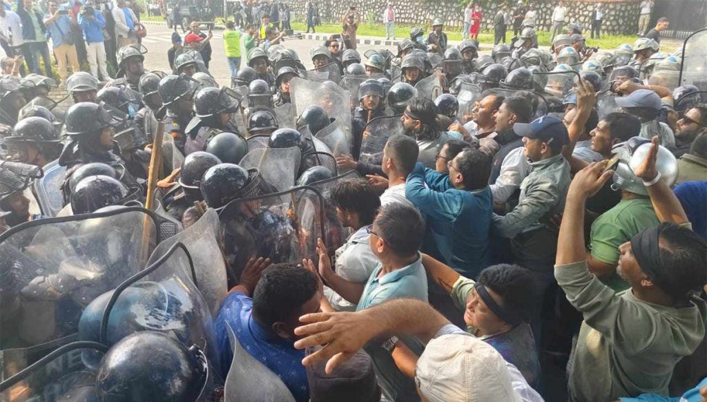 पोखरामा रास्वपा कार्यकर्तामाथि पानीको फोहोरा र अश्रुग्यास प्रहार