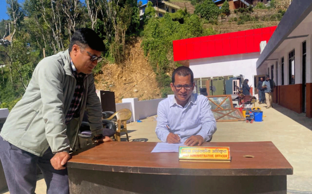 बाढीले क्षति पुर्‍याएपछि बेथानचोक गाउँपालिकाको सेवा छतबाटै