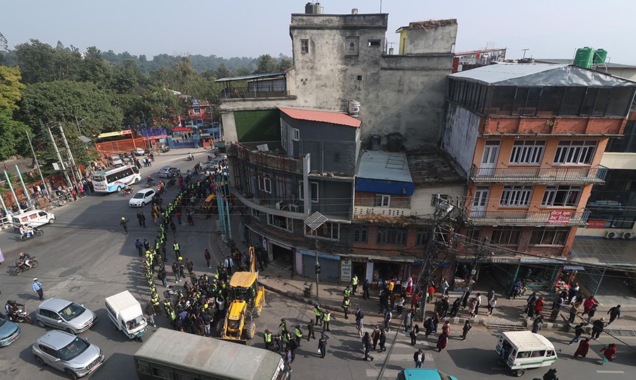 गौशालाका अतिक्रमित संरचनामा महानगरले चलायो डोजर