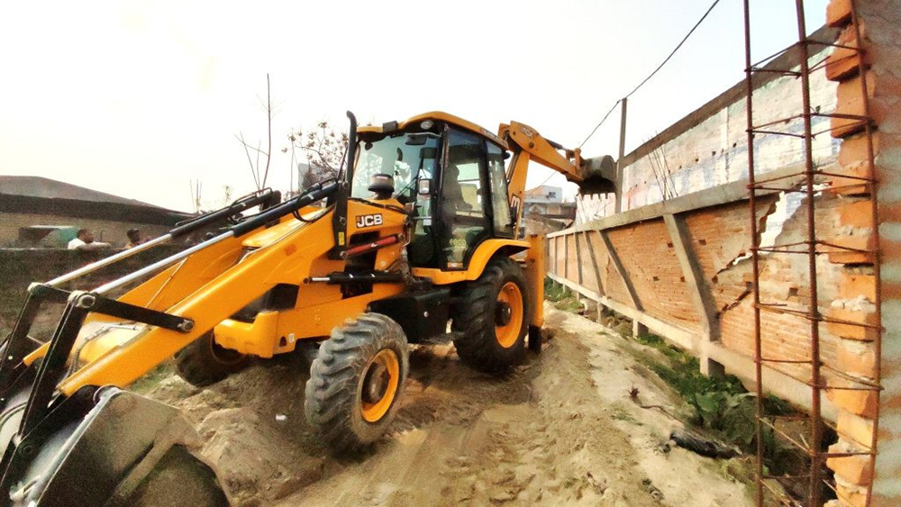 चितवनमा मापदण्डविपरीतका संरचना भत्काइँदै