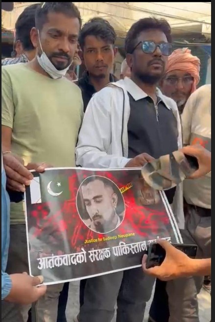 पाकिस्तानी सेना प्रमुखको फोटोमा जुत्ता प्रहार