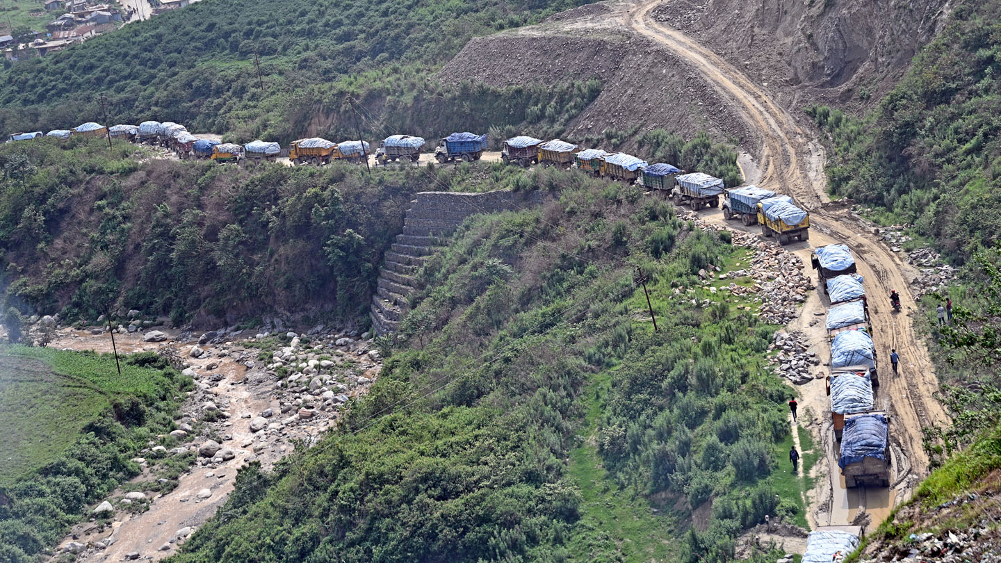 काठमाडौंको फोहोरका गाडी ककनीका स्थानीयले रोके