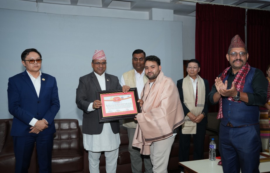 दृश्यमा नेपाल : कोशी प्रदेश शृङ्खला–१’ मा युवा पत्रकार नमराज आचार्य सम्मानित