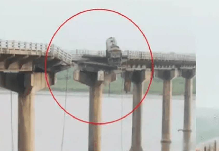 पुल भाँचिएर गाडीसहित नदीमा खसेकामध्ये ९ जनाको मृत्यु