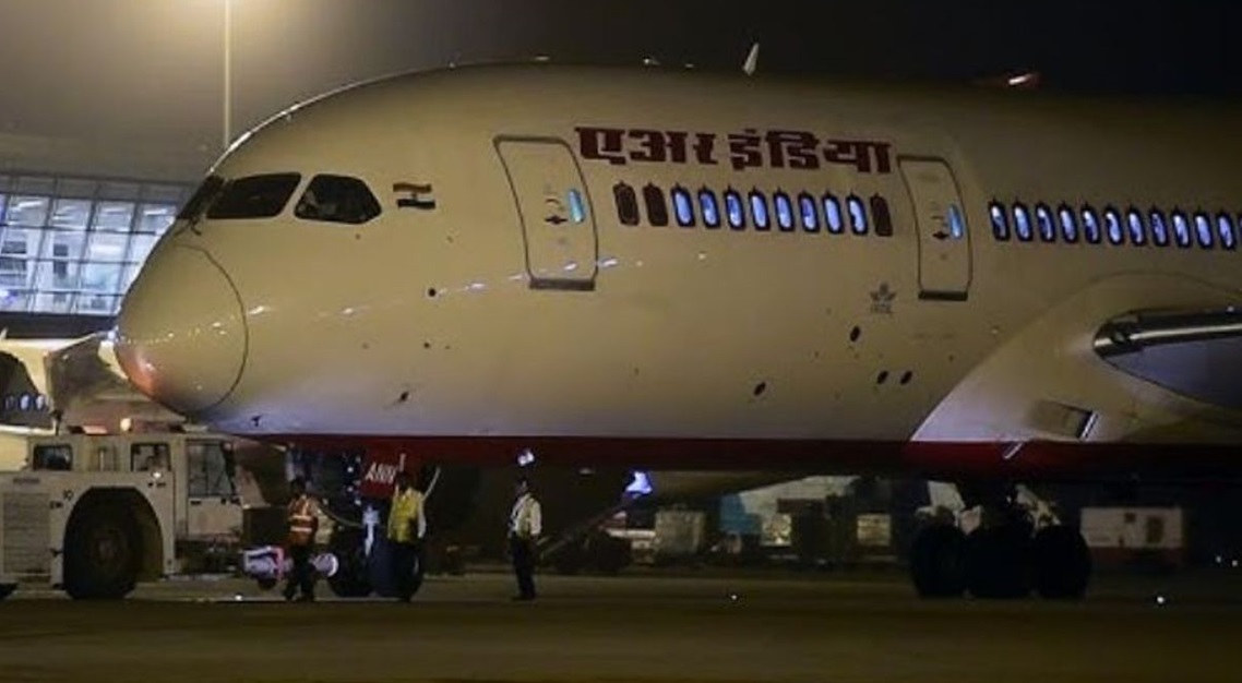 उड्नै लाग्दा एयर इन्डियाको विमान ‘रनवेमा चिप्लियो’