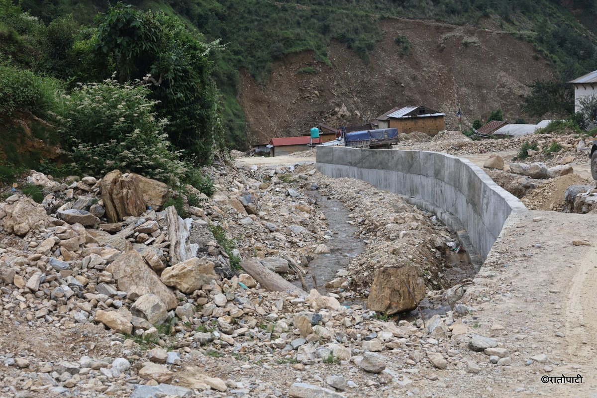 बाढी पहिरोका कारण अझै अवरुद्ध छन् चार राजमार्ग