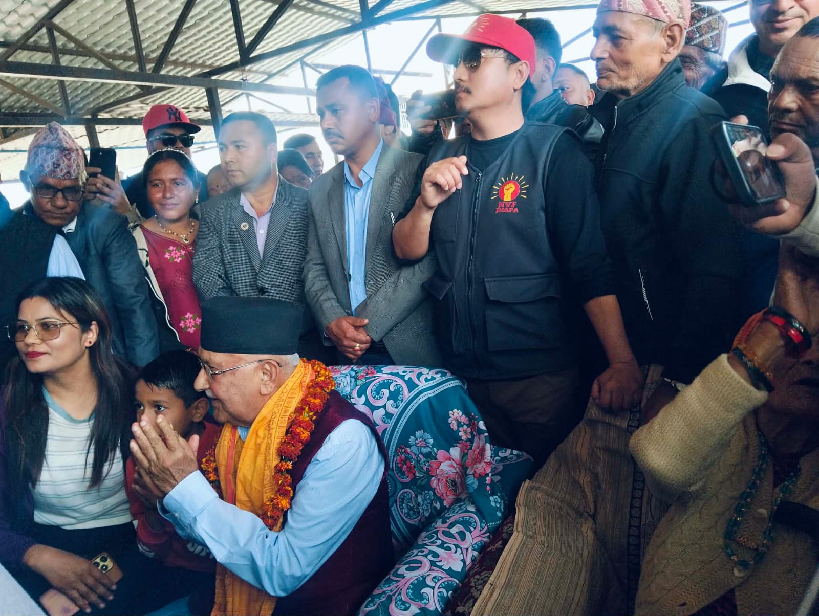 बालुबथानका स्थानीयको एकस्वर— देश निर्माणको नेतृत्व ओलीकै हातमा