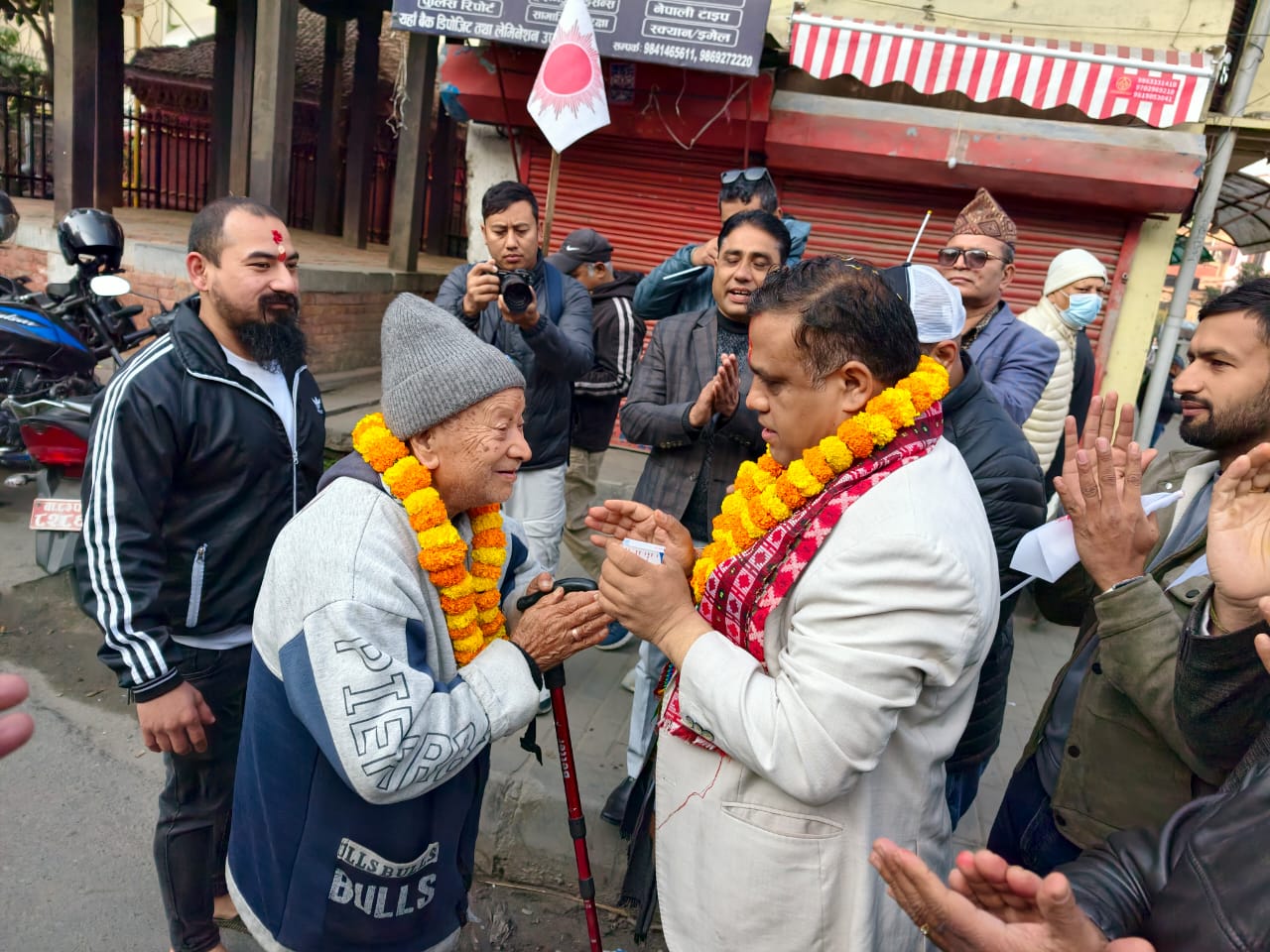 ९३ वर्षीय जगतमान श्रेष्ठको आशिर्वाद लिएर एमाले उम्मेदवार प्रकाश श्रेष्ठको घरदैलो अभियान सुरु