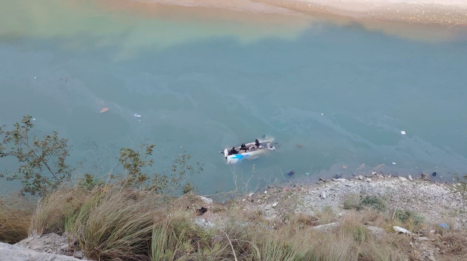 मन्थलीमा बस दुर्घटना हुँदा नौं जनाको मृत्यु, १० को उद्दार